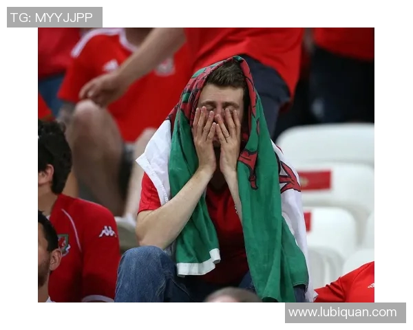 球员进球瞬间跪地痛哭怀念亡父真情流露感动全场